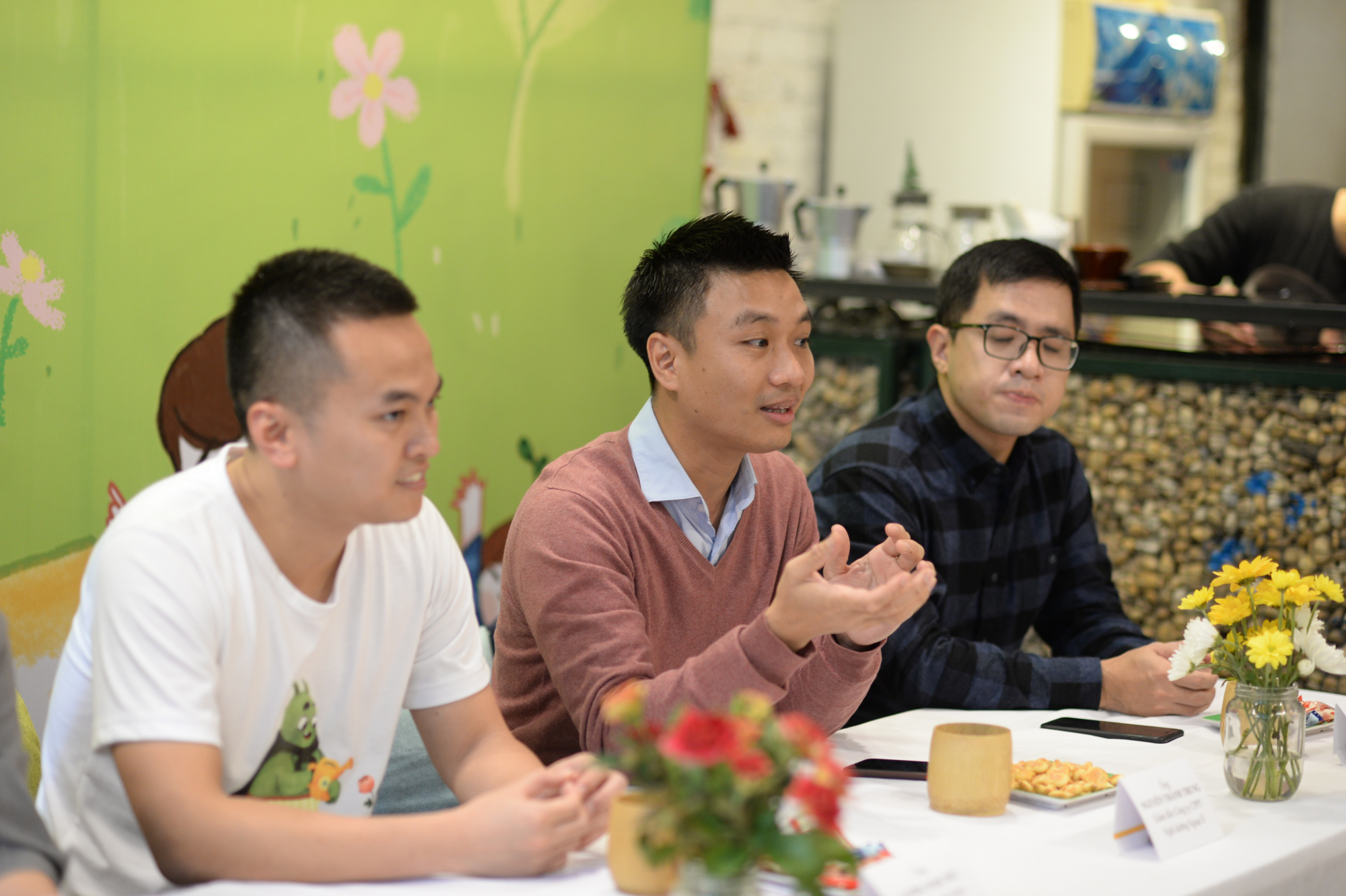 Ông Nguyễn Thành Trung, Giám đốc Công ty cổ phần phát triển nghỉ dưỡng Ngoại ô chia sẻ cùng báo giới về cuộc thi Thiết kế lì xì hạt giống